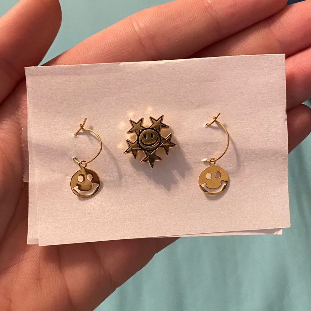 90’s Vintage Smiley Face Earrings w Brooch